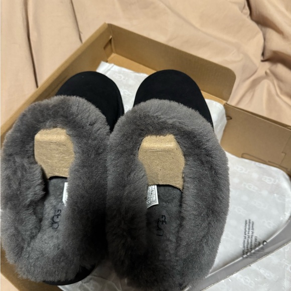Black and Gray Fur-Lined Slippers - Picture 5 of 11